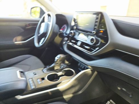 Used 2020 Toyota Highlander LE image 25