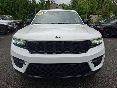 Used 2023 Jeep Grand Cherokee Altitude AWD/4WD image 8