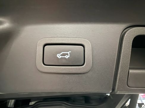 Used 2019 Land Rover Range Rover Velar R-Dynamic SE AWD/4WD image 40
