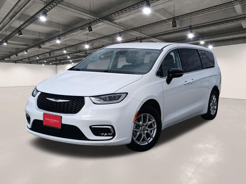 Used 2024 Chrysler Pacifica Touring-L image 1