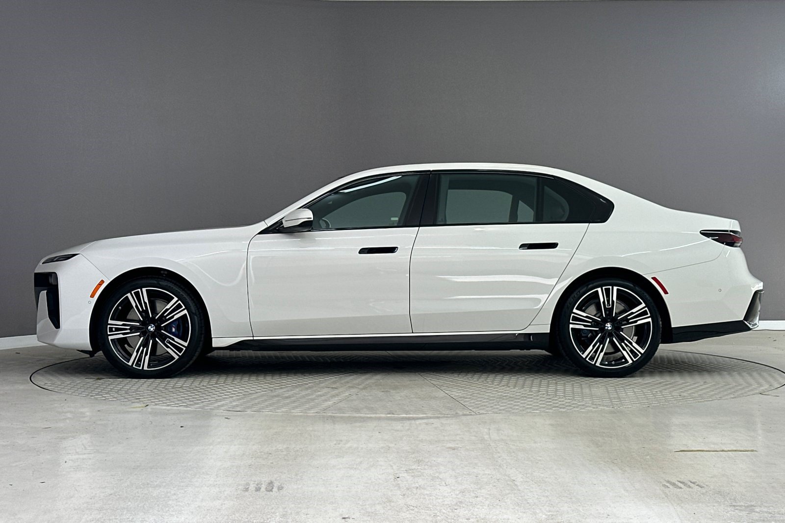 Used 2023 BMW 740i RWD image 2
