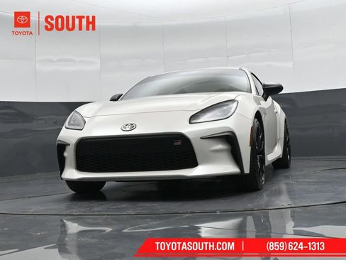 Used 2025 Toyota GR86 Premium w/ Performance Package RWD image 34
