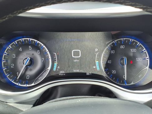 Used 2025 Chrysler Pacifica Limited FWD image 2