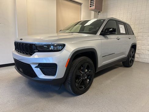 Used 2023 Jeep Grand Cherokee Altitude AWD/4WD image 2