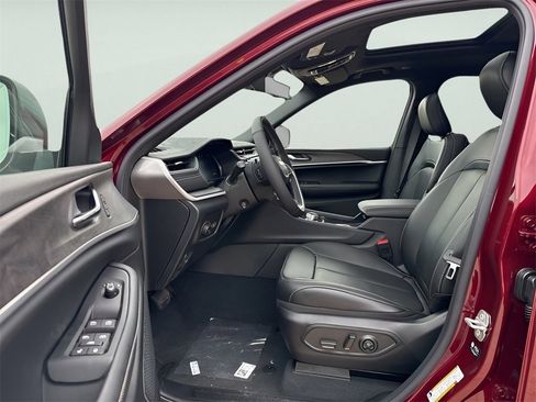 New 2025 Jeep Grand Cherokee L Limited w/ Luxury Tech Group II image 36