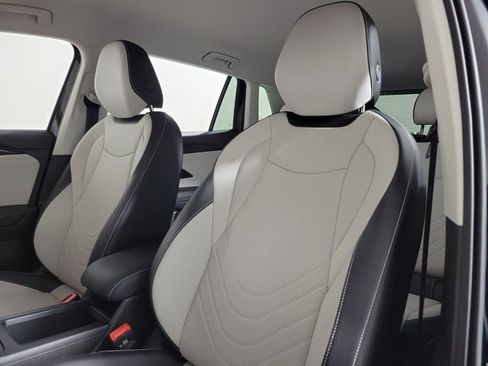 Used 2025 Volkswagen Tiguan SE FWD image 20
