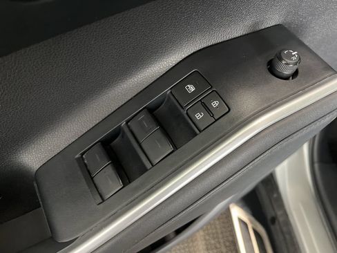 Used 2024 Toyota Highlander XLE AWD/4WD image 5