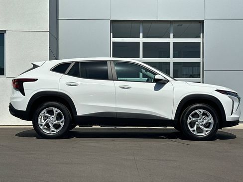 New 2026 Chevrolet Trax LS w/ LS Convenience Package FWD image 3