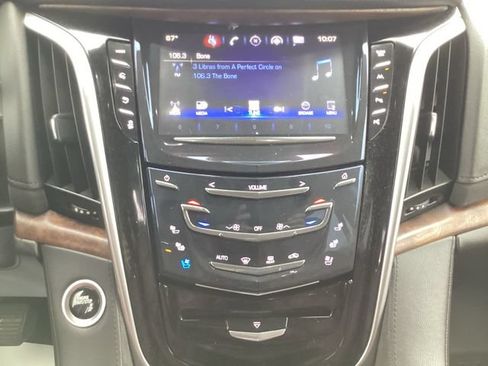Used 2020 Cadillac Escalade Luxury AWD/4WD image 11