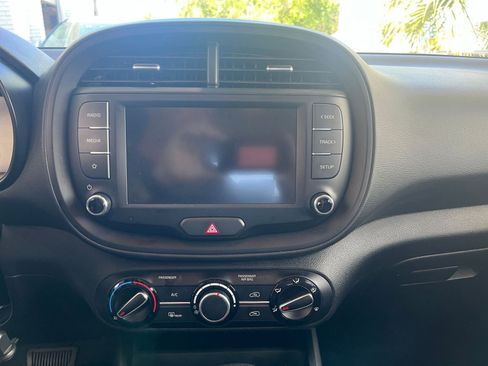 Used 2025 Kia Soul LX w/ LX Technology Package FWD image 17