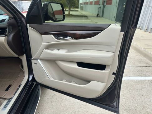 Used 2016 Cadillac Escalade Luxury image 31
