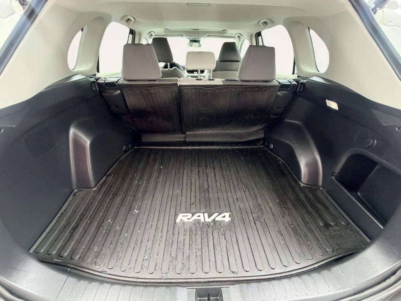 Used 2022 Toyota RAV4 XLE w/ Convenience Package AWD/4WD image 5