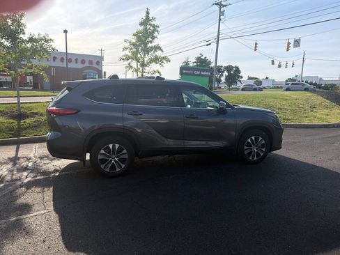 Used 2022 Toyota Highlander XLE AWD/4WD image 13