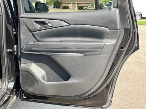 Certified 2025 Chevrolet Traverse LT FWD image 23