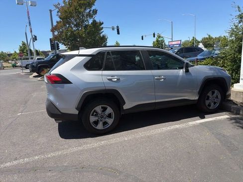 Used 2022 Toyota RAV4 LE AWD/4WD image 9