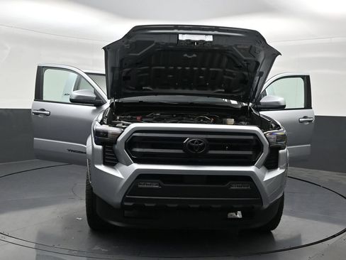 Used 2025 Toyota Tacoma SR5 AWD/4WD image 36
