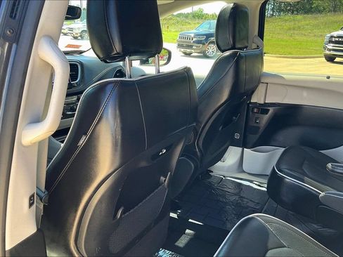 Used 2023 Chrysler Pacifica Limited FWD image 35