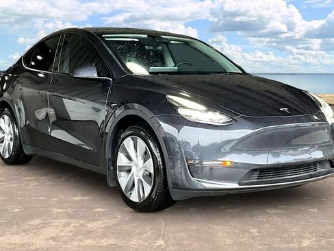 Used 2024 Tesla Model Y Long Range AWD/4WD image 3