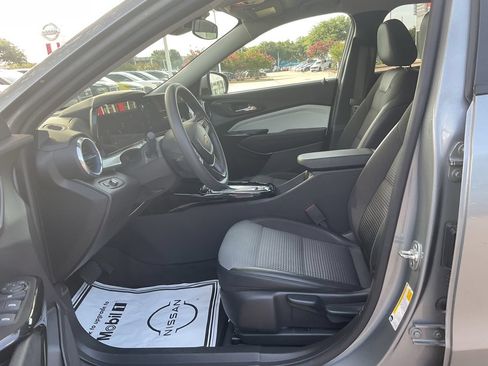 Used 2025 Chevrolet Trax LT FWD image 8