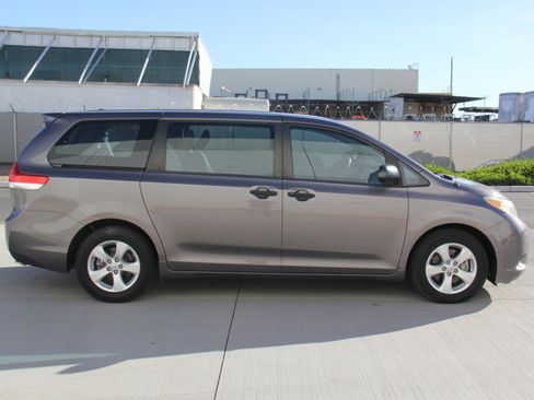Used 2014 Toyota Sienna L image 4
