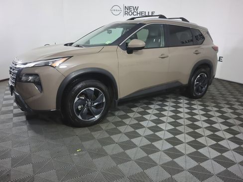 Used 2024 Nissan Rogue SV w/ SV Premium Package image 4