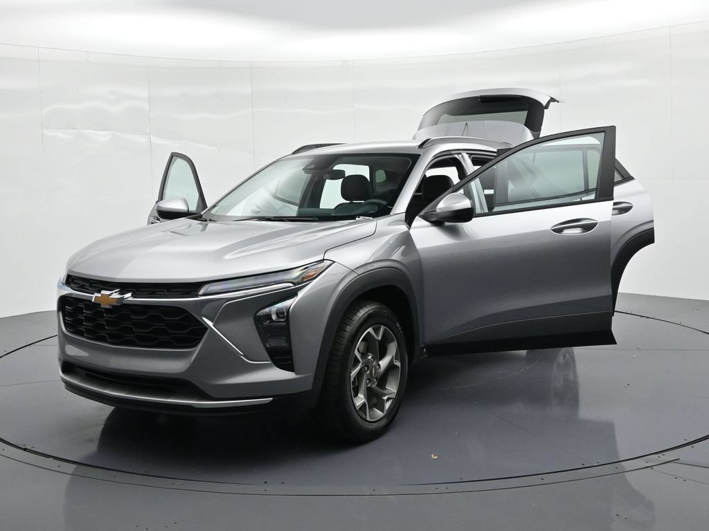 Used 2025 Chevrolet Trax LT FWD image 25
