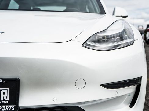 Used 2020 Tesla Model 3 Standard Range Plus RWD image 9