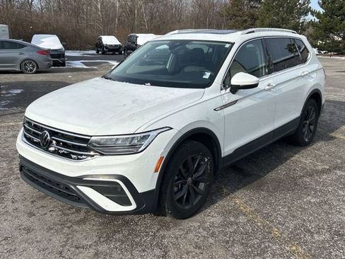 Used 2022 Volkswagen Tiguan SE w/ Panoramic Sunroof Package image 2