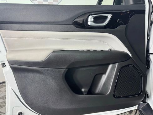 Used 2025 Jeep Compass Limited image 38