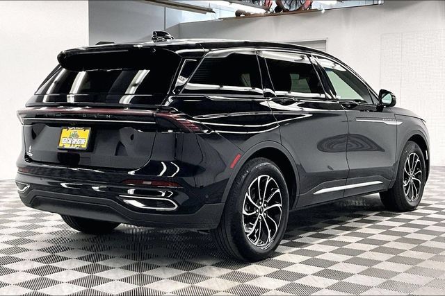 Used 2024 Lincoln Nautilus Premier AWD/4WD image 12