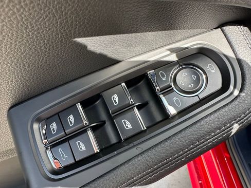 Used 2026 Porsche Macan AWD/4WD image 19