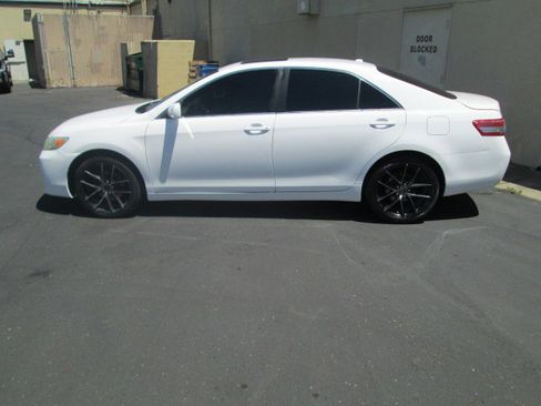Used 2011 Toyota Camry XLE w/ SE/XLE Extra-Value Pkg FWD image 2