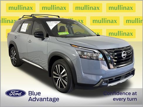 Used 2025 Nissan Pathfinder Platinum w/ Black Appearance Package FWD image 2