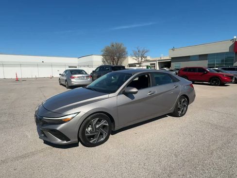 Used 2024 Hyundai Elantra Limited image 4