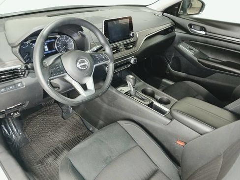 Used 2025 Nissan Altima 2.5 SV FWD image 14