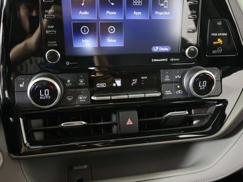 Used 2021 Toyota Highlander XLE AWD/4WD image 36