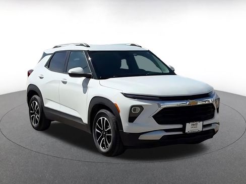 Used 2025 Chevrolet TrailBlazer LT image 3