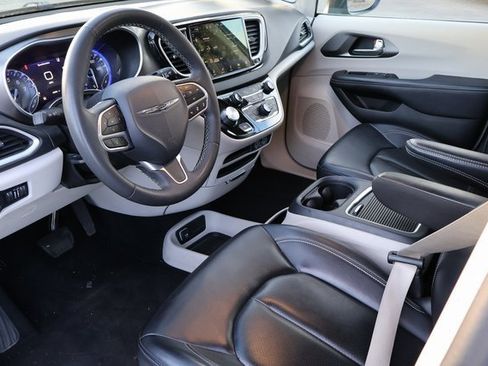 Used 2023 Chrysler Pacifica Touring-L image 3