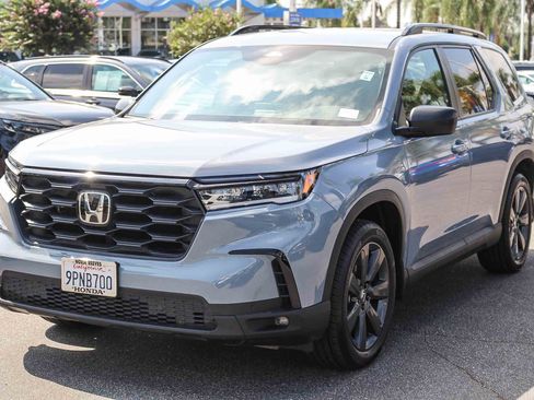 Used 2025 Honda Pilot Sport image 3