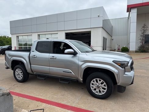 Used 2025 Toyota Tacoma SR5 AWD/4WD image 4