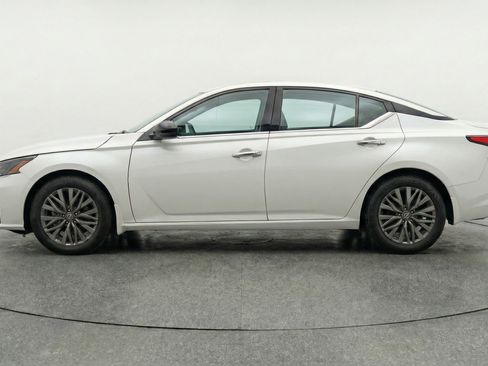 Used 2025 Nissan Altima 2.5 SV FWD image 5