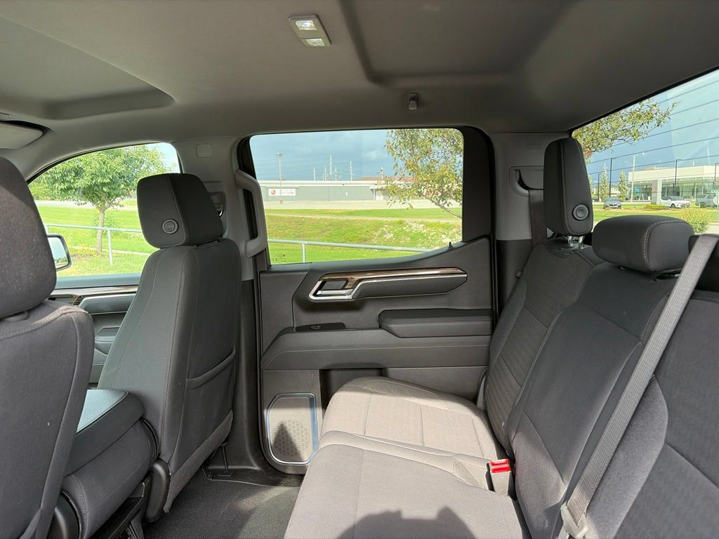 Used 2025 Chevrolet Silverado 1500 LT AWD/4WD image 39