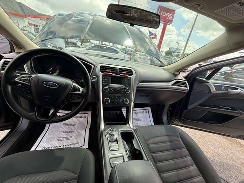 Used 2017 Ford Fusion SE FWD image 21