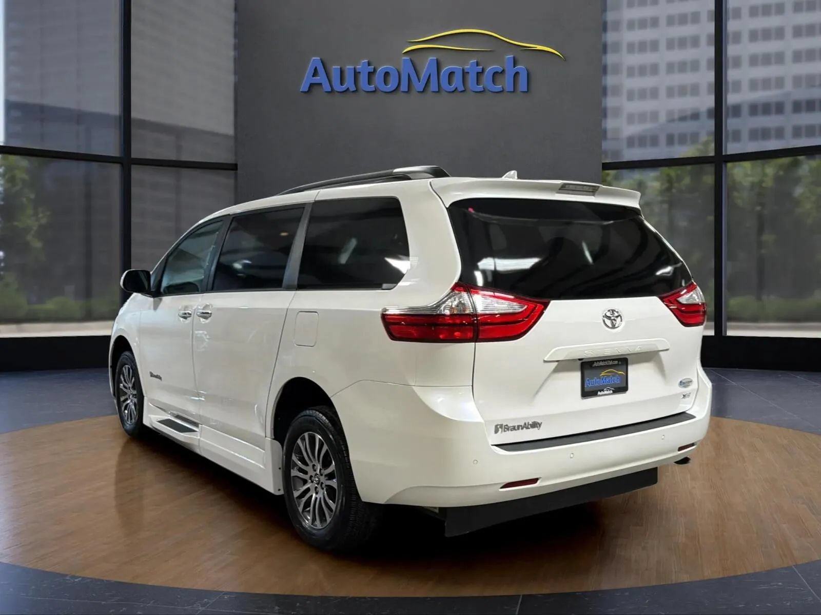 Used 2019 Toyota Sienna XLE w/ XLE Navigation Package FWD image 10