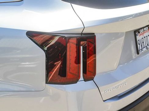 Certified 2025 Kia Sorento EX AWD/4WD image 11