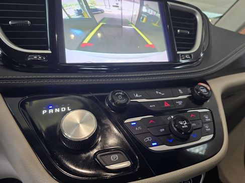 Used 2023 Chrysler Pacifica Touring-L FWD image 25