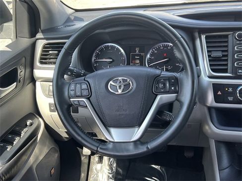 Used 2016 Toyota Highlander Limited image 26