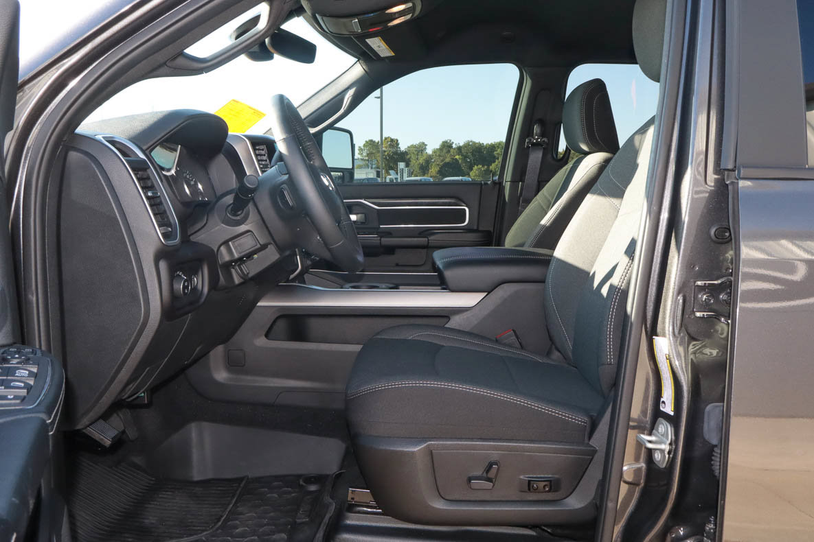 Used 2024 RAM 2500 Big Horn w/ Night Edition AWD/4WD image 7