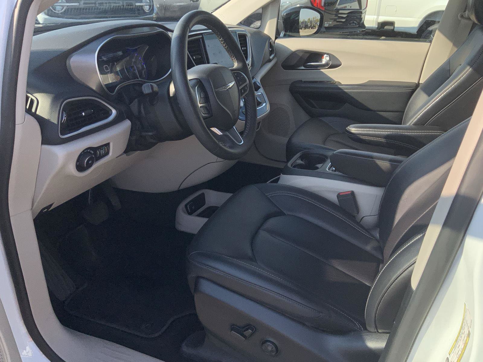 Used 2024 Chrysler Pacifica Touring-L FWD image 21