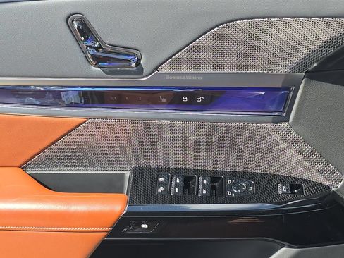 Used 2025 BMW i7 eDrive50 w/ M Sport Package RWD image 32